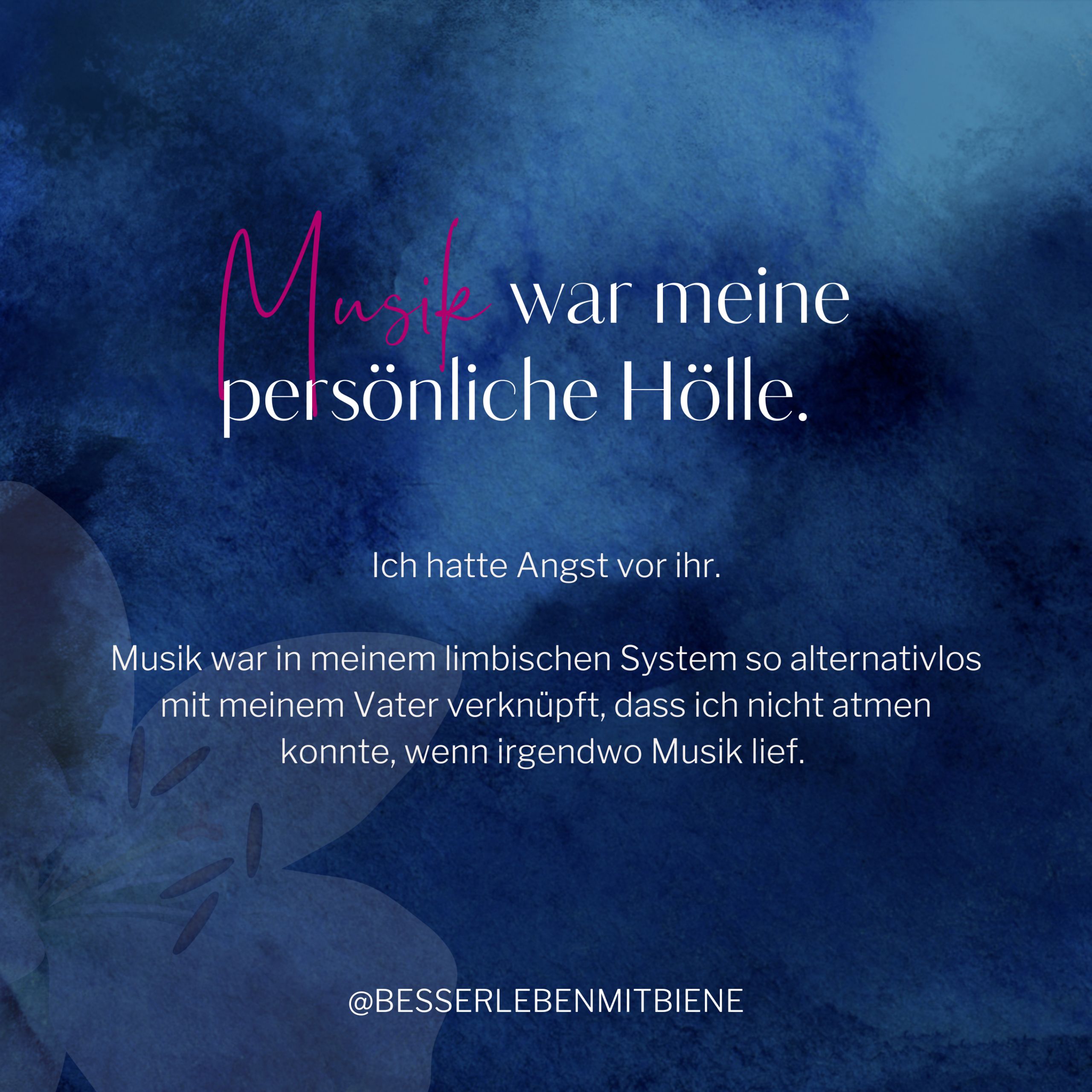 Dunkelblaue Zitatgrafik mit heller Lilienblüte und dem Schriftzug „Musik war meine persönliche Hölle" – Musik als Trigger nach dem Tod des Vaters.