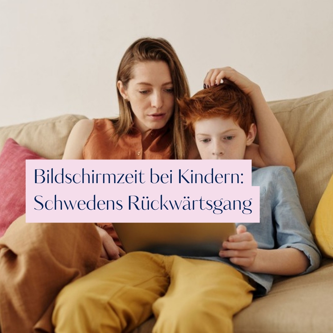 Bildschirmzeit bei Kindern: Mutter und Kind schauen gemeinsam auf ein Tablet