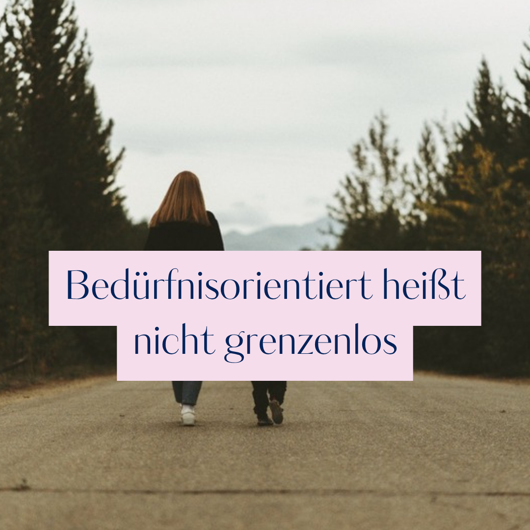 Eine Mutter und ihr Kind gehen Hand in Hand einen Weg entlang.